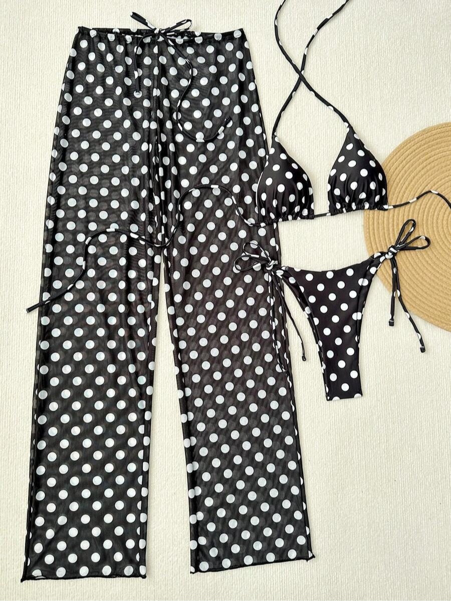 Conjunto de bikini triangular azul claro con lunares y pantalones de playa