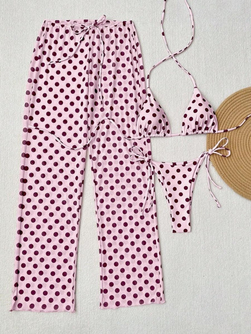 Conjunto de bikini triangular azul claro con lunares y pantalones de playa