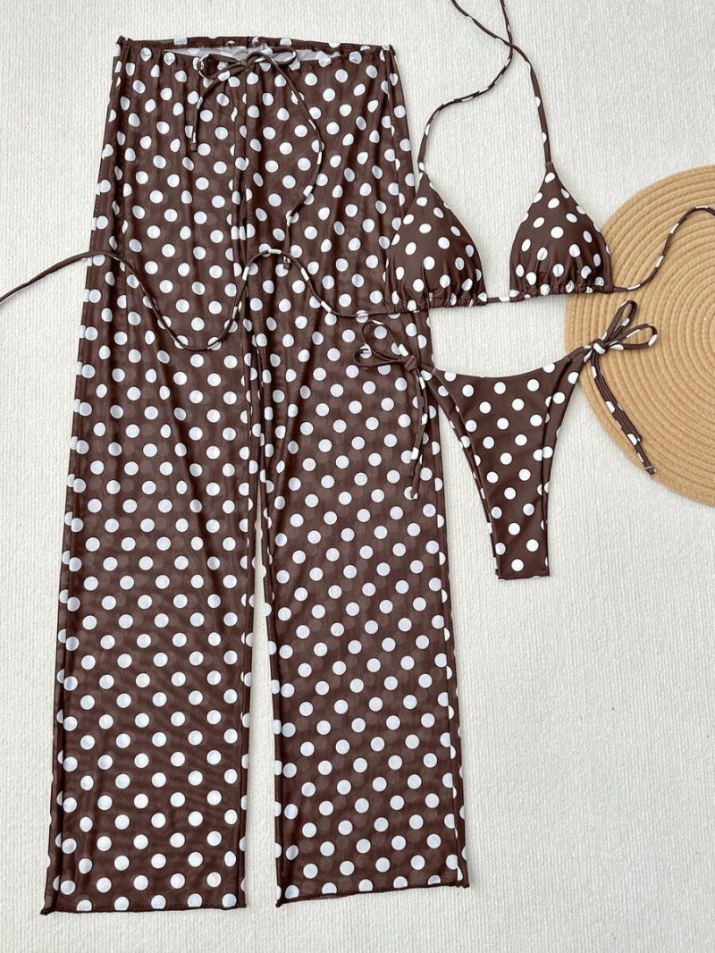 Conjunto de bikini triangular azul claro con lunares y pantalones de playa