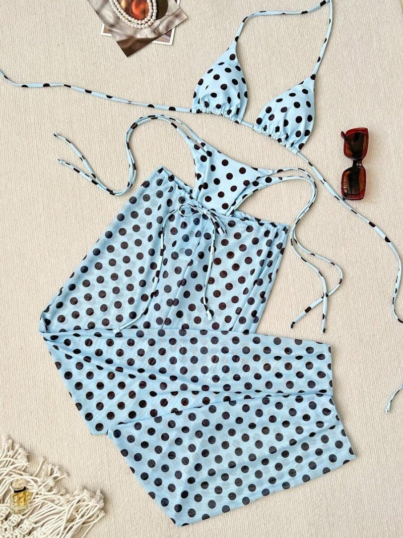 Conjunto de bikini triangular azul claro con lunares y pantalones de playa