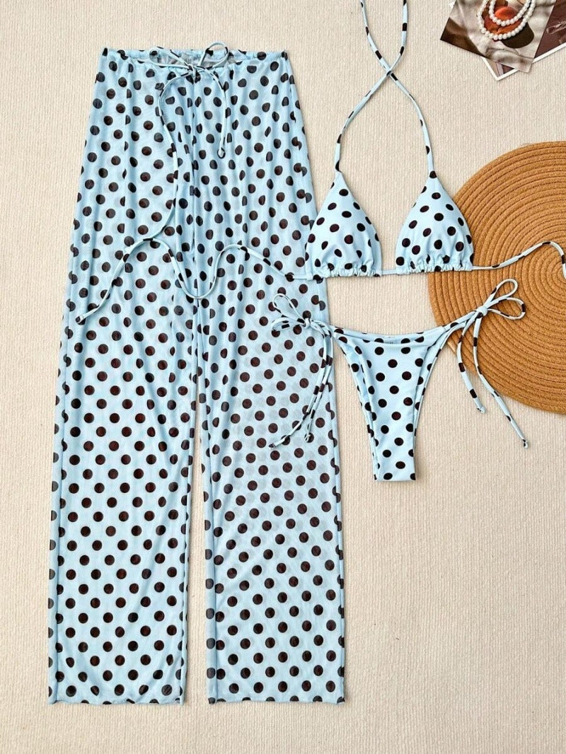 Conjunto de bikini triangular azul claro con lunares y pantalones de playa