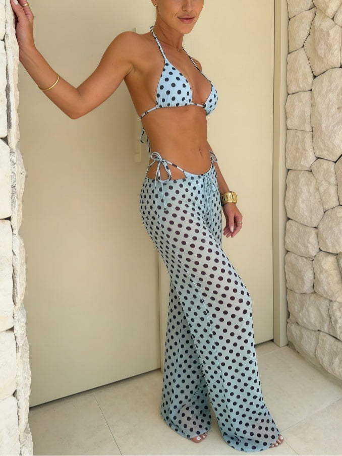 Conjunto de bikini triangular azul claro con lunares y pantalones de playa