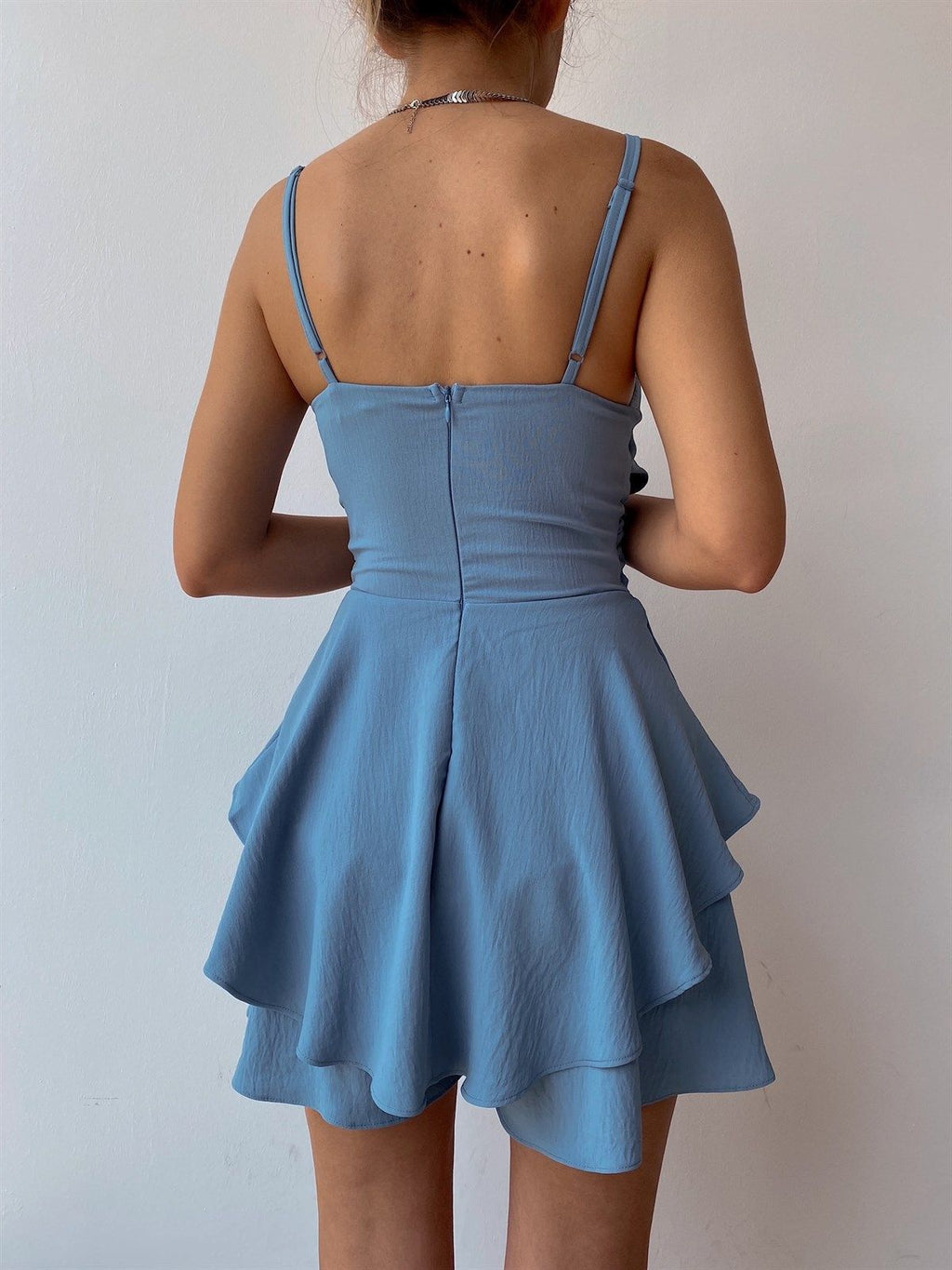 Elegante mono liso con cremallera y tirantes finos