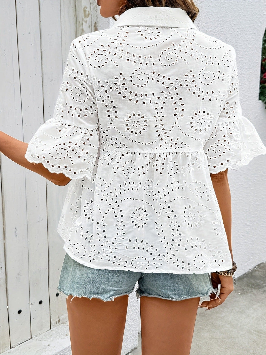 Camisa blanca de manga corta para mujer con bordado calado