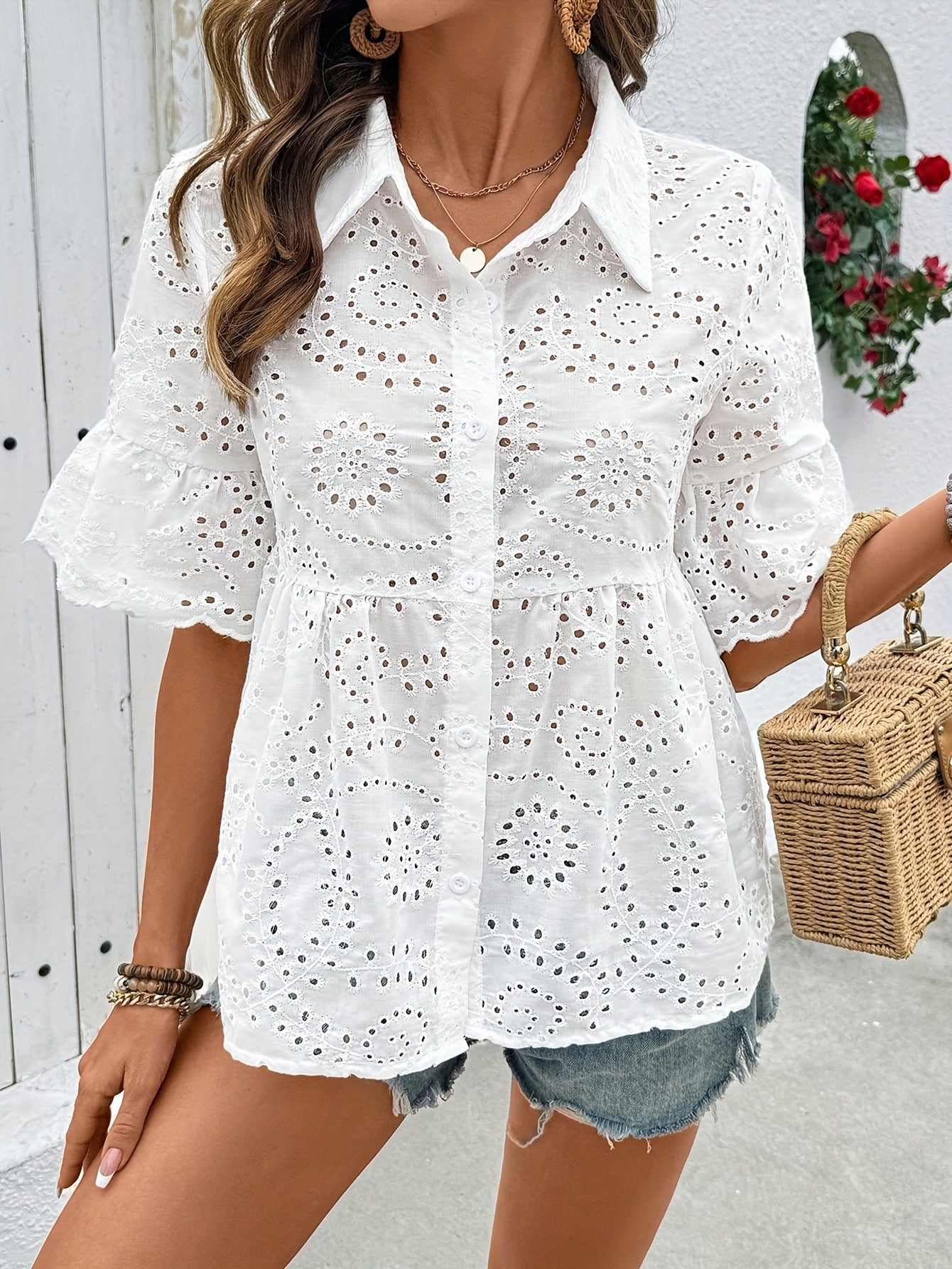 Camisa blanca de manga corta para mujer con bordado calado