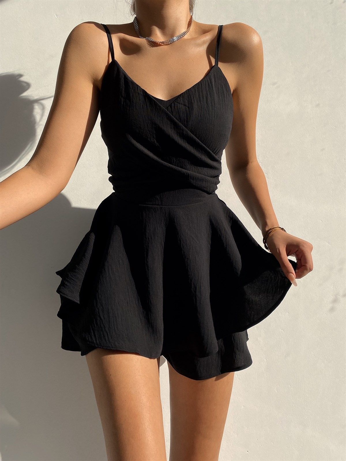 Elegante mono liso con cremallera y tirantes finos