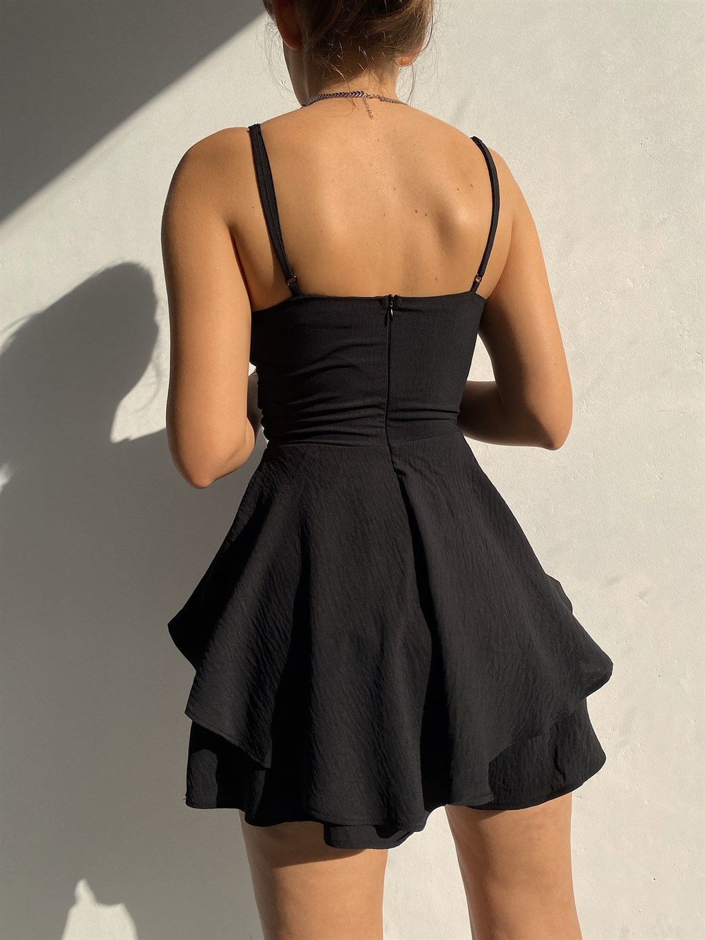 Elegante mono liso con cremallera y tirantes finos