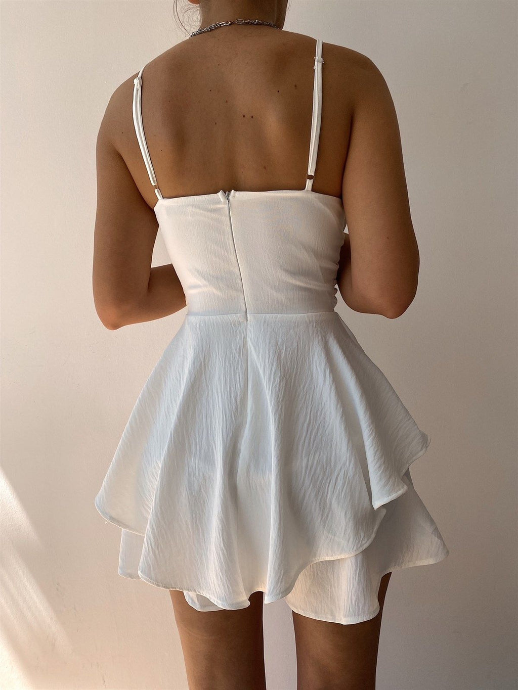 Elegante mono liso con cremallera y tirantes finos