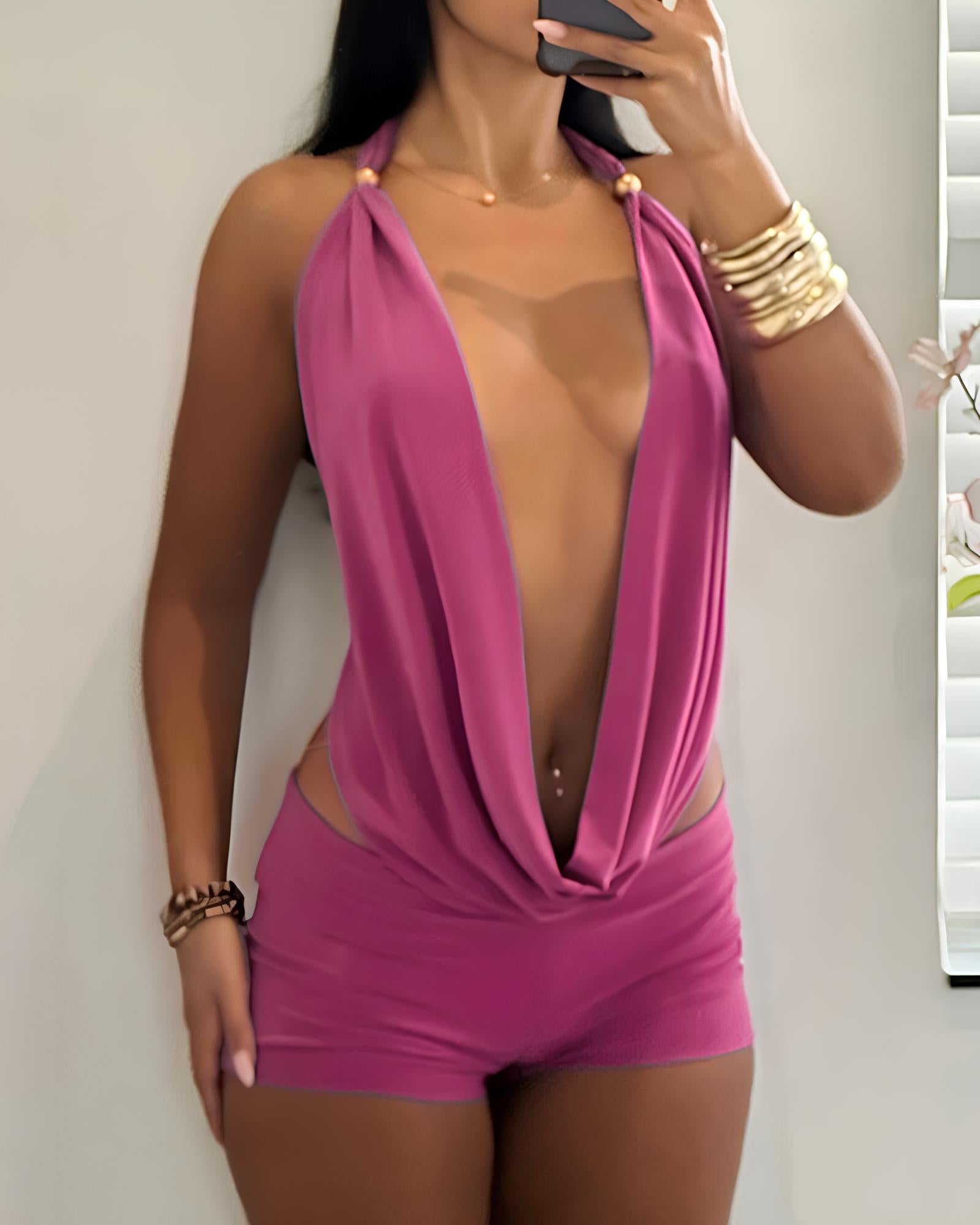 Conjunto de dos piezas compuesto por un top sexy con cuello halter, espalda descubierta y tirantes, y unos pantalones cortos