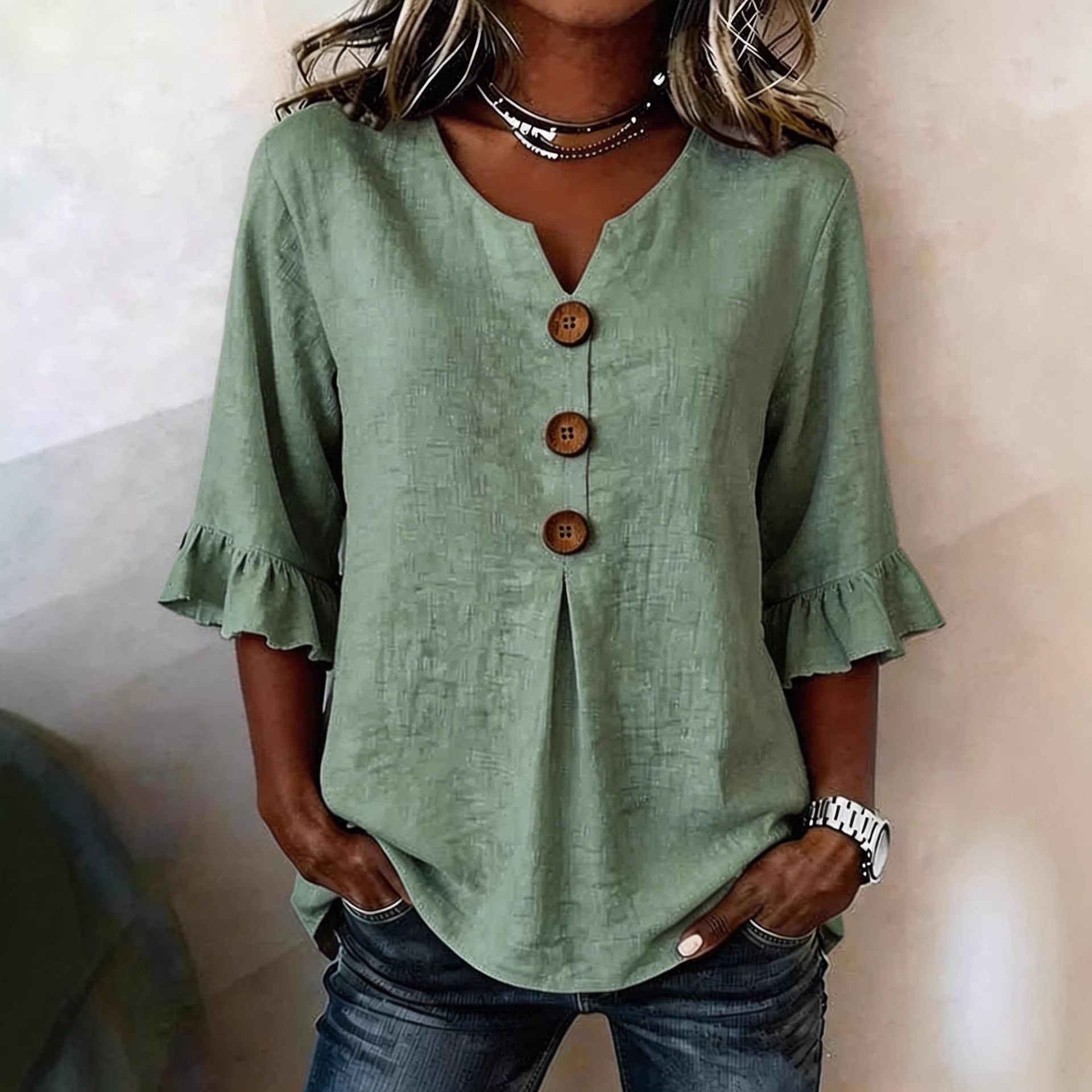 Blusa informal de manga media con cuello en V, botones y volantes