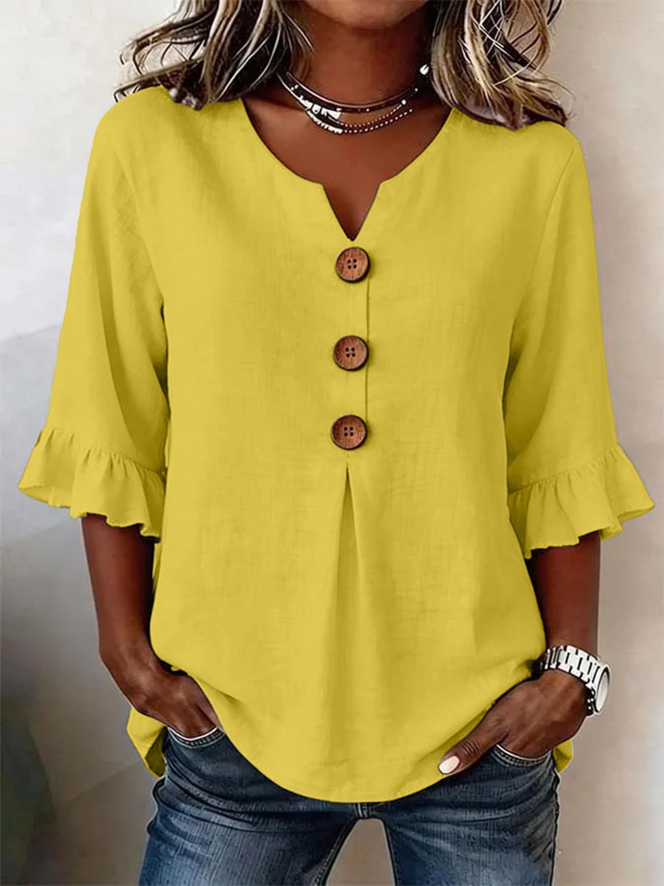 Blusa informal de manga media con cuello en V, botones y volantes