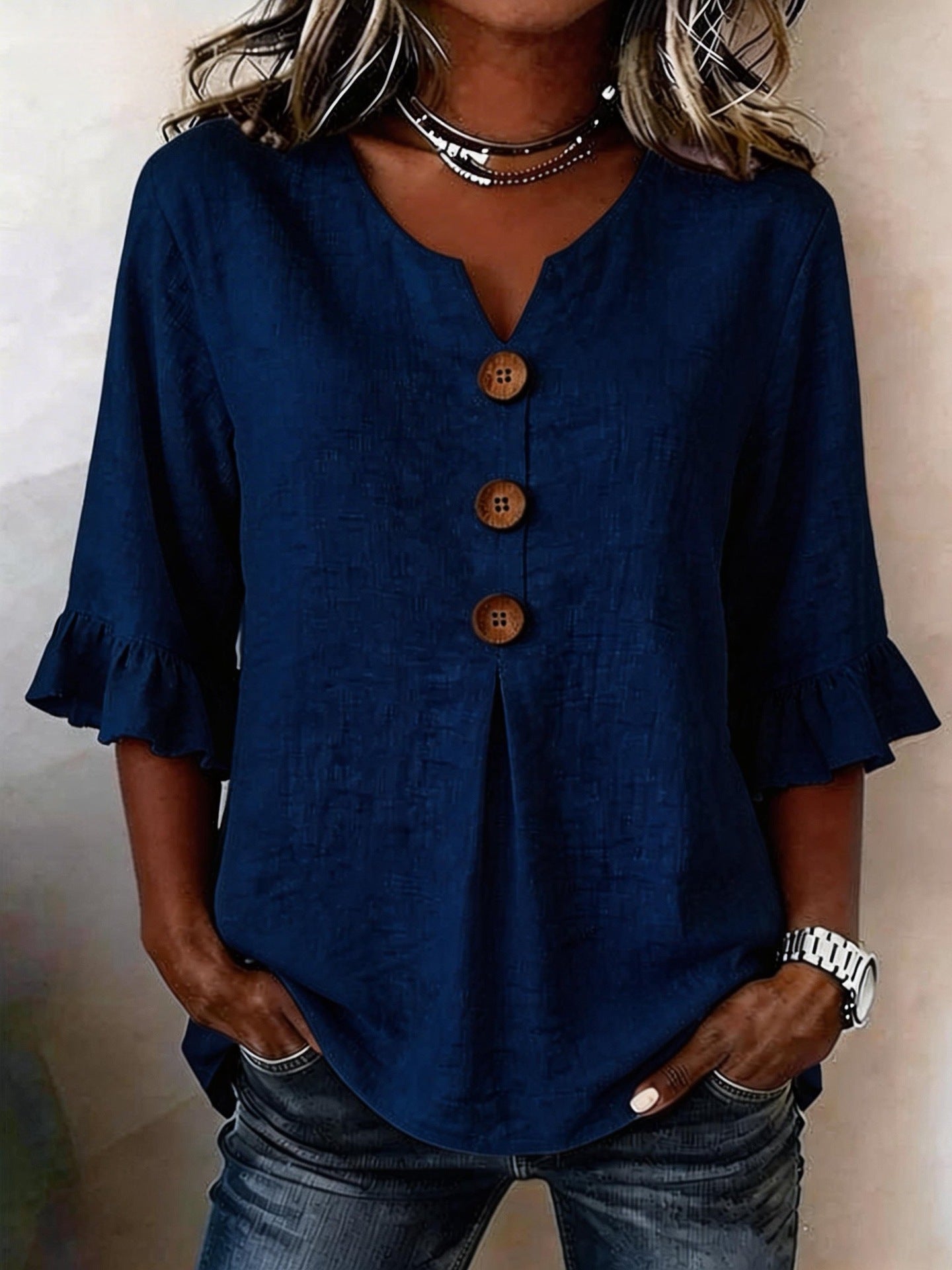 Blusa informal de manga media con cuello en V, botones y volantes