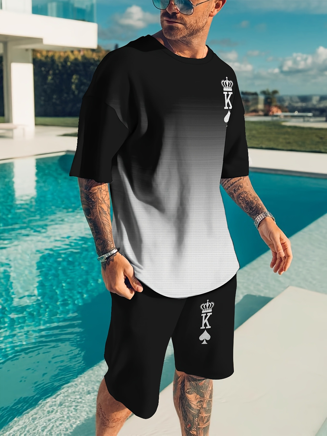 Conjunto compuesto por una camiseta de manga corta, y unos pantalones cortos con cordón