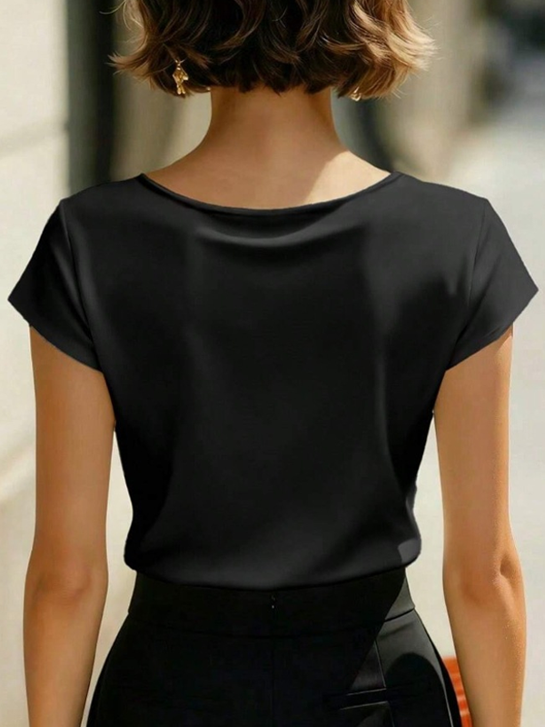 Elegante camisa de manga corta con cuello en V y corte cruzado, en satén