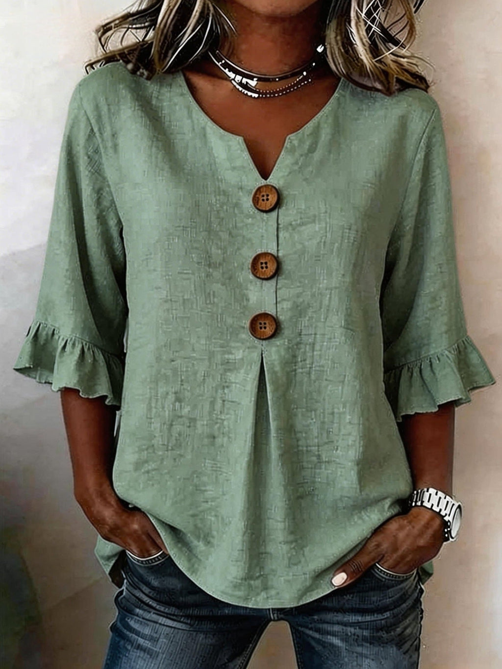 Blusa informal de manga media con cuello en V, botones y volantes