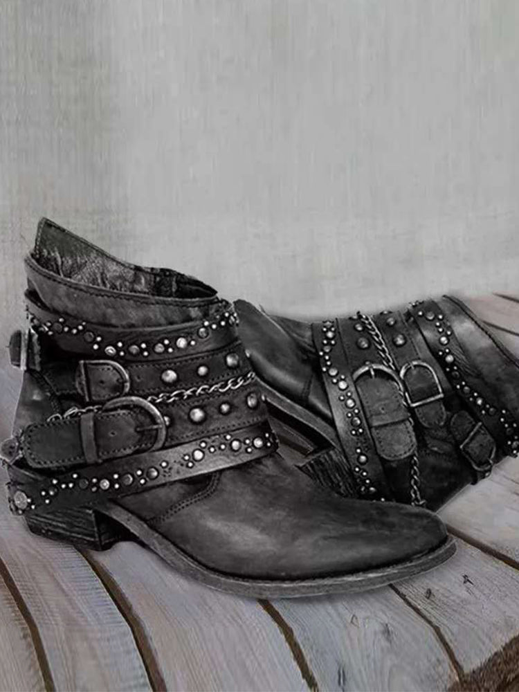 Botines vintage con hebillas tachonadas y efecto desgastado