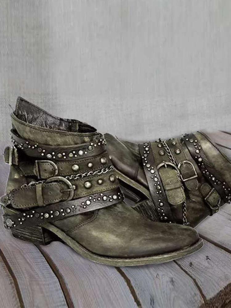 Botines vintage con hebillas tachonadas y efecto desgastado