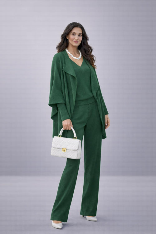 Il Completo Donna 3 Pezzi LOFOTEN è pensato per chi cerca un look casual ma elegante, adatto sia all’ufficio sia al tempo libero. Il punto di forza è la combinazione di comfort, grazie all’elastico in vita, e tessuto in lana morbida.</p>