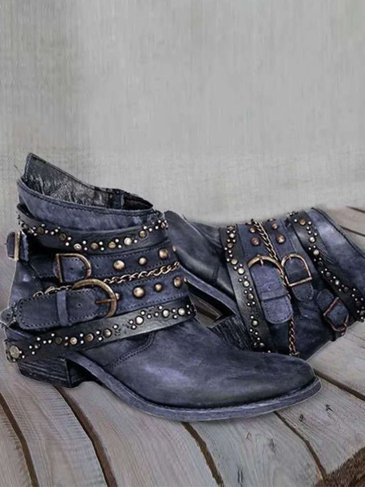 Botines vintage con hebillas tachonadas y efecto desgastado