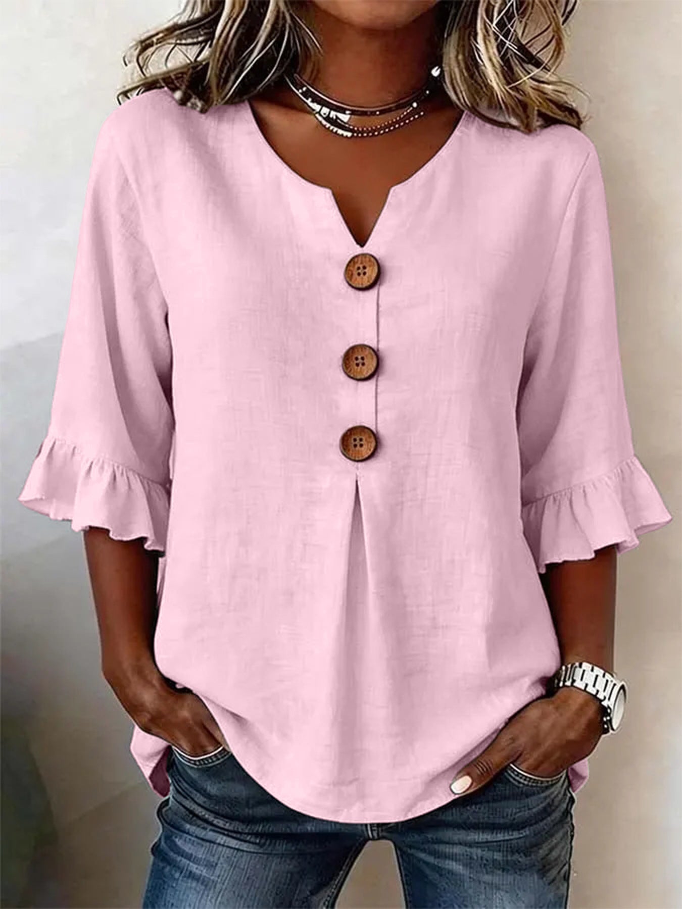 Blusa informal de manga media con cuello en V, botones y volantes