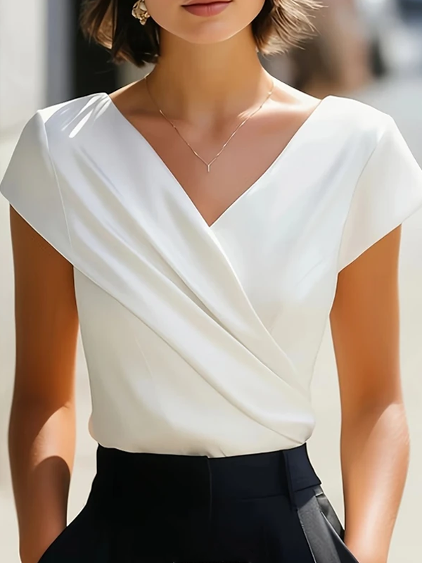 Elegante camisa de manga corta con cuello en V y corte cruzado, en satén