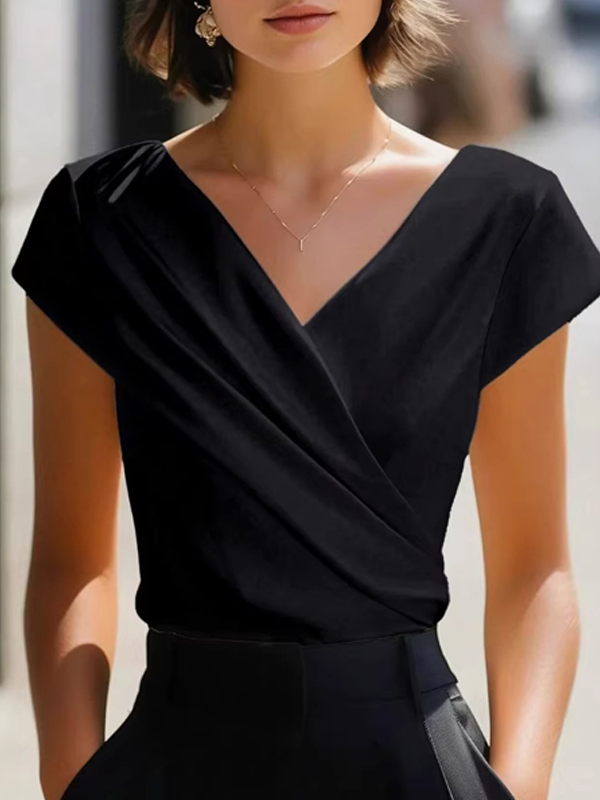 Elegante camisa de manga corta con cuello en V y corte cruzado, en satén