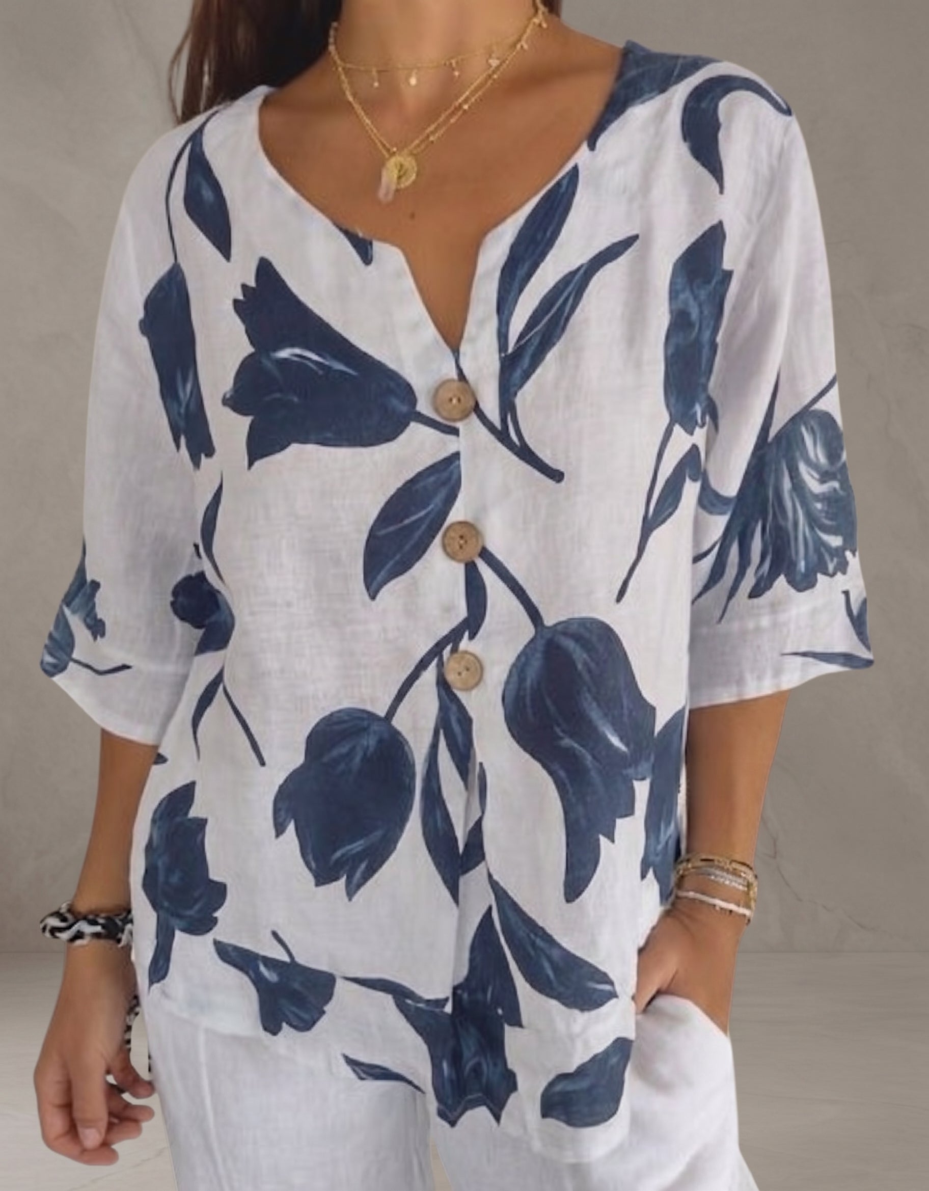 Camiseta de punto con cuello en V de lino y algodón estampada