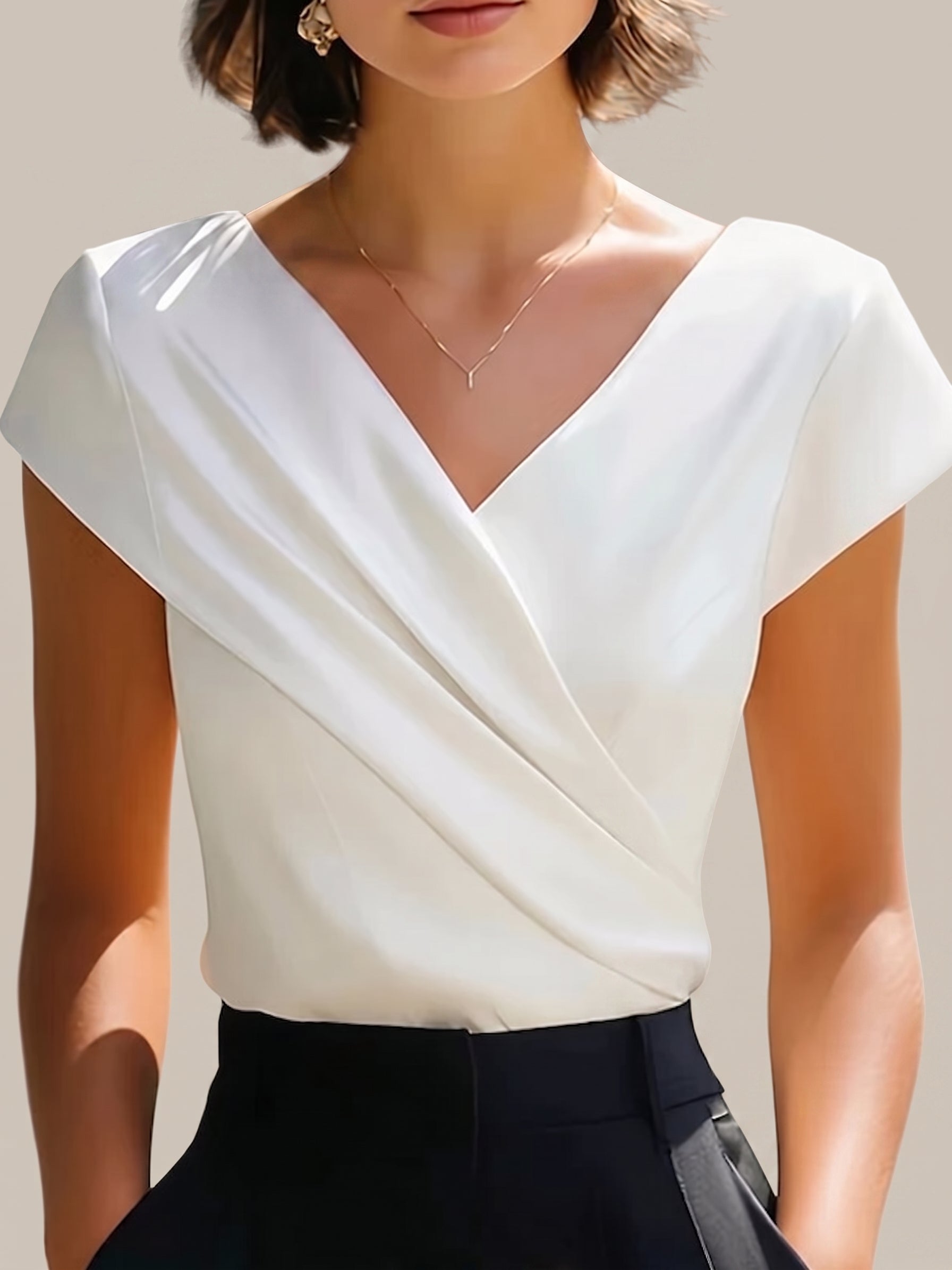 Elegante camisa de manga corta con cuello en V y corte cruzado, en satén
