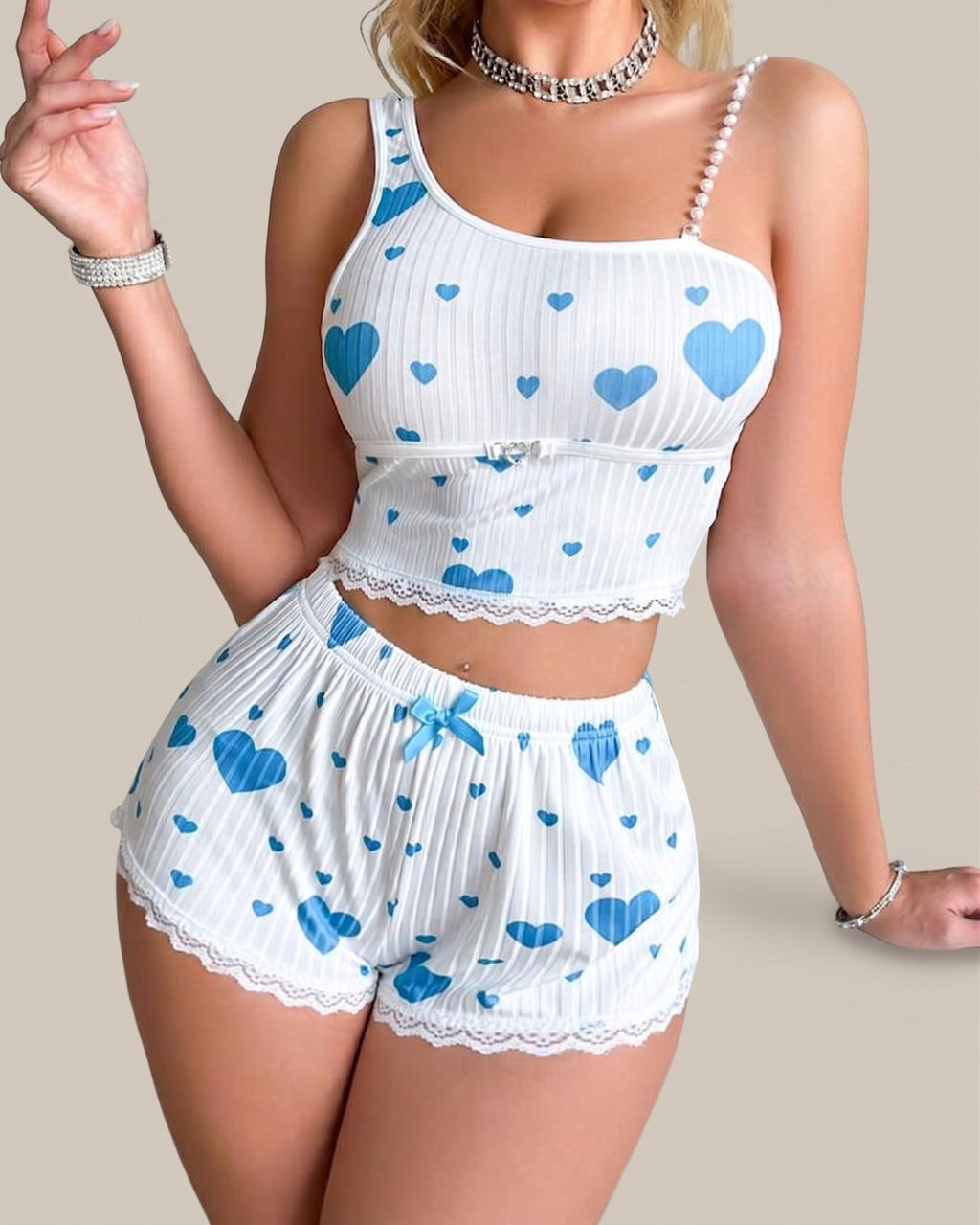 Conjunto de ropa de estar por casa compuesto por una camiseta sin mangas de un solo hombro con estampado de corazones y unos pantalones cortos