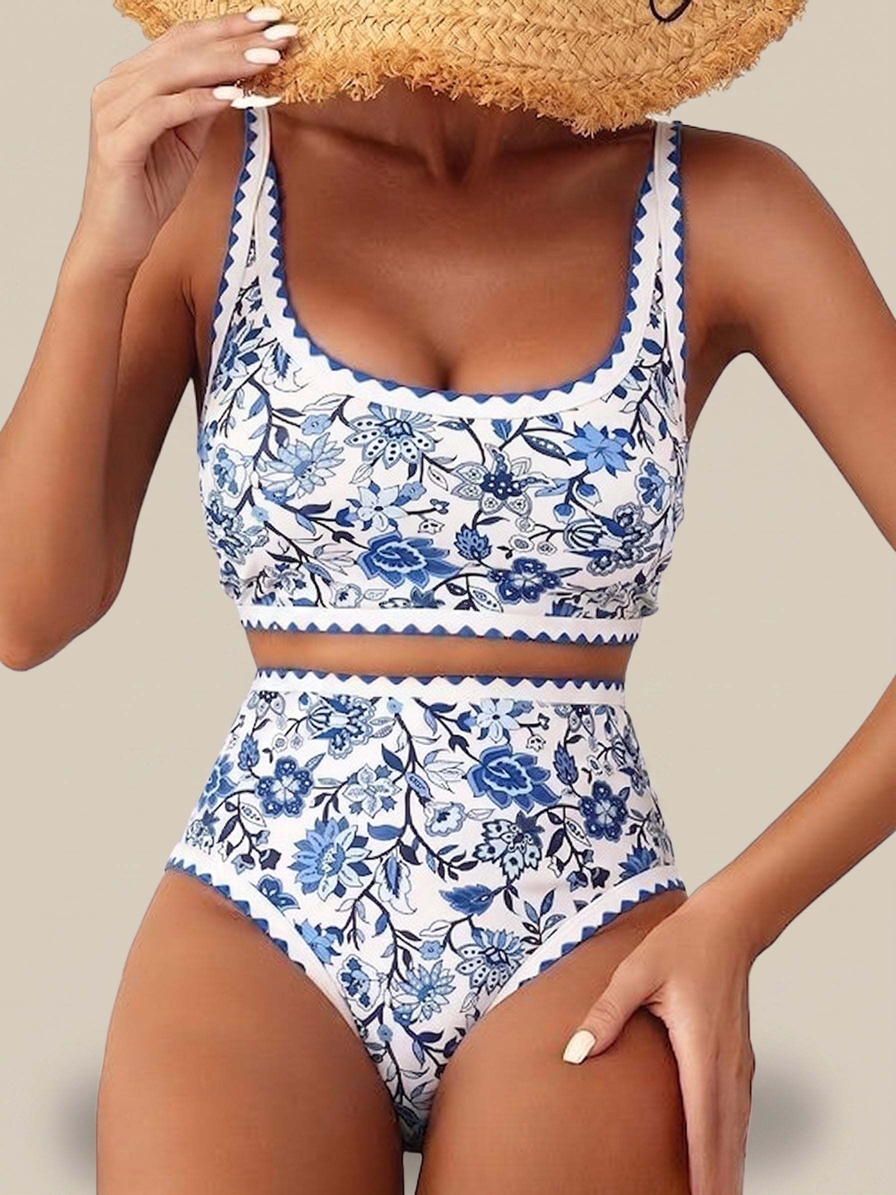 Bikini nuevo con estampado floral y abertura frontal