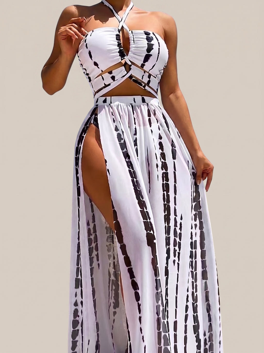 Bikini de dos piezas con tirantes cruzados muy sensuales y falda transparente