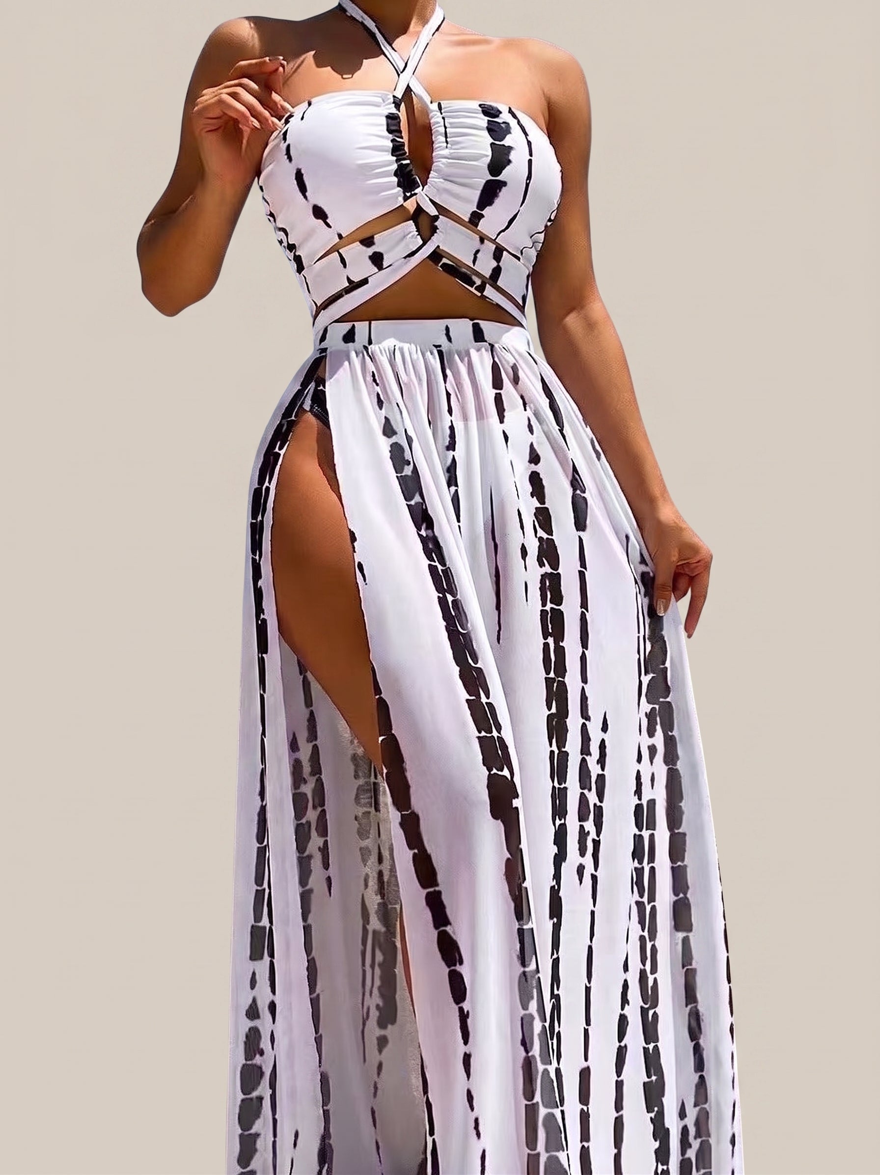 Bikini de dos piezas con tirantes cruzados muy sensuales y falda transparente