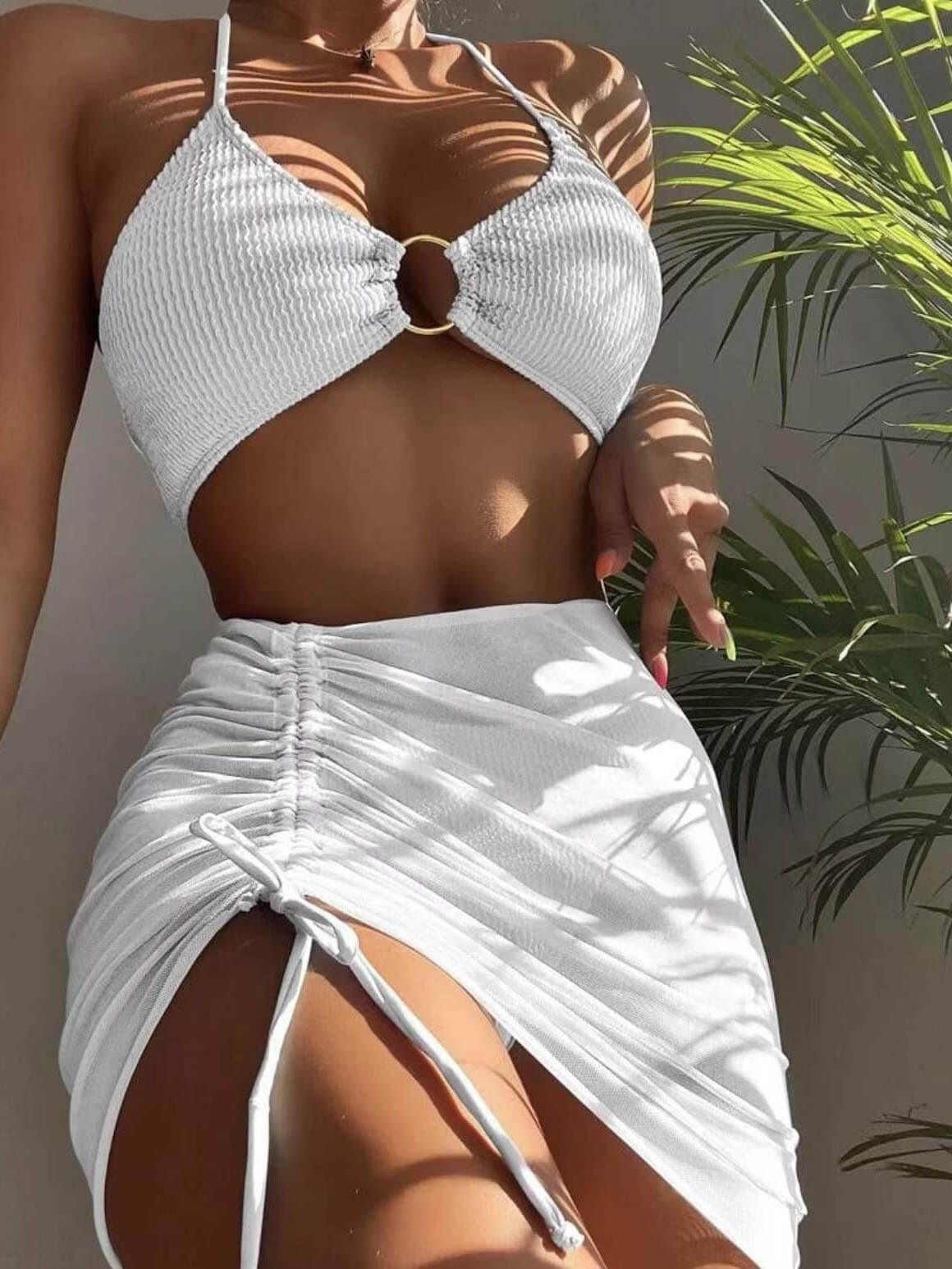 Bikini de tres piezas de un solo color y con cuello halter, muy sexy