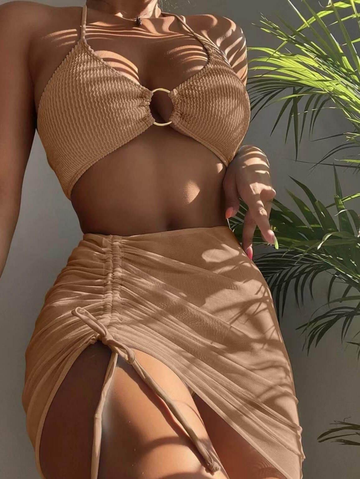 Bikini de tres piezas de un solo color y con cuello halter, muy sexy