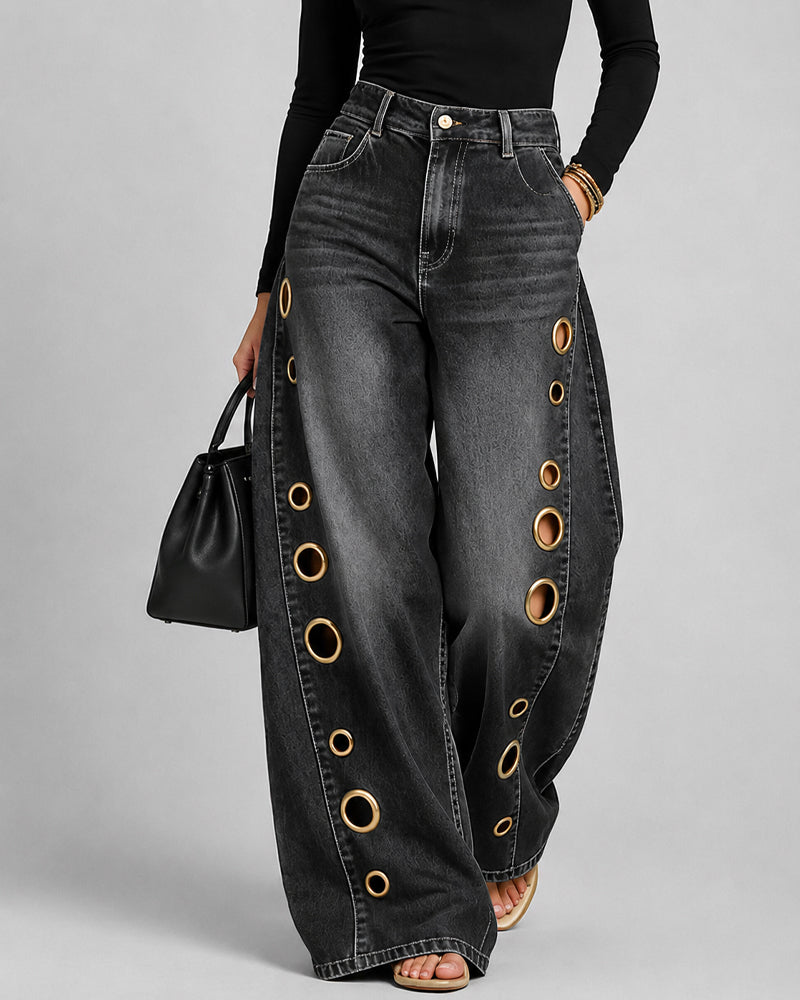 Vaqueros lavados, de corte holgado, con perforaciones metálicas, cintura alta y pernera ancha