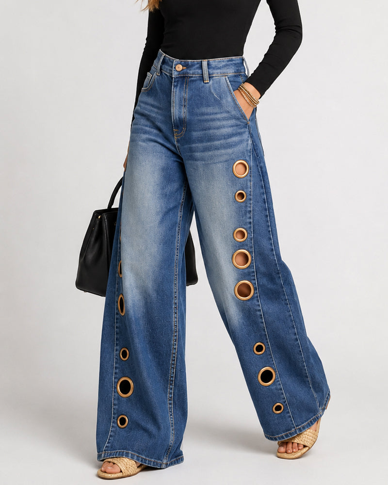 Vaqueros lavados, de corte holgado, con perforaciones metálicas, cintura alta y pernera ancha