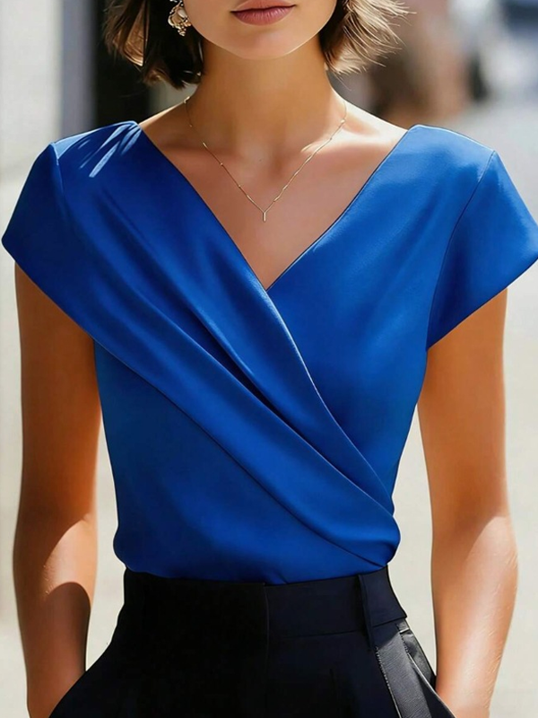 Elegante camisa de manga corta con cuello en V y corte cruzado, en satén