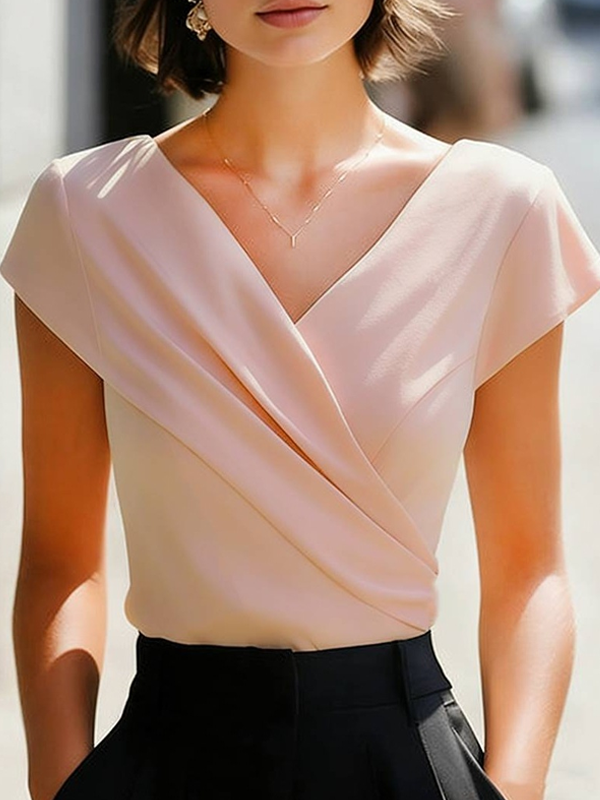 Elegante camisa de manga corta con cuello en V y corte cruzado, en satén