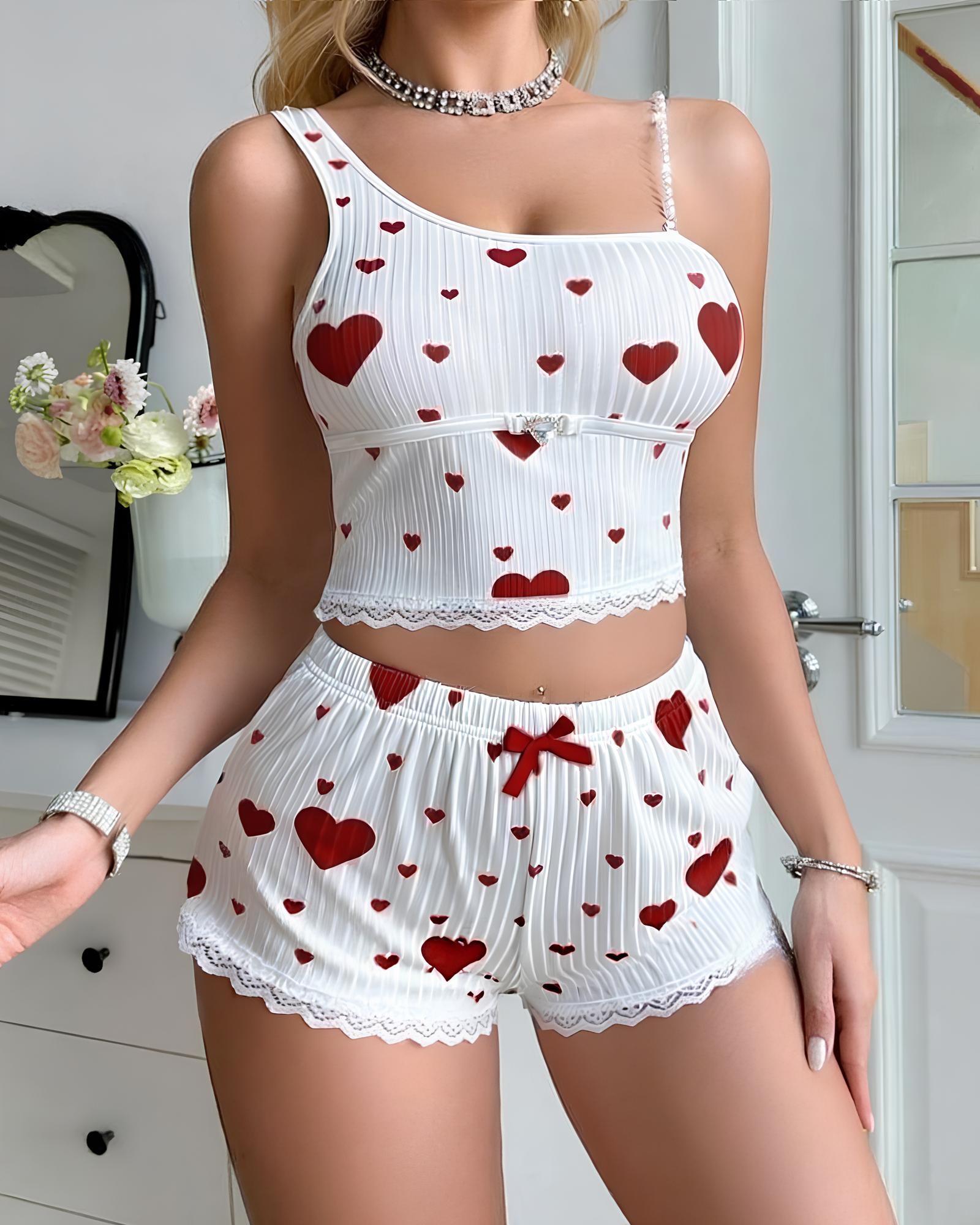 Conjunto de ropa de estar por casa compuesto por una camiseta sin mangas de un solo hombro con estampado de corazones y unos pantalones cortos