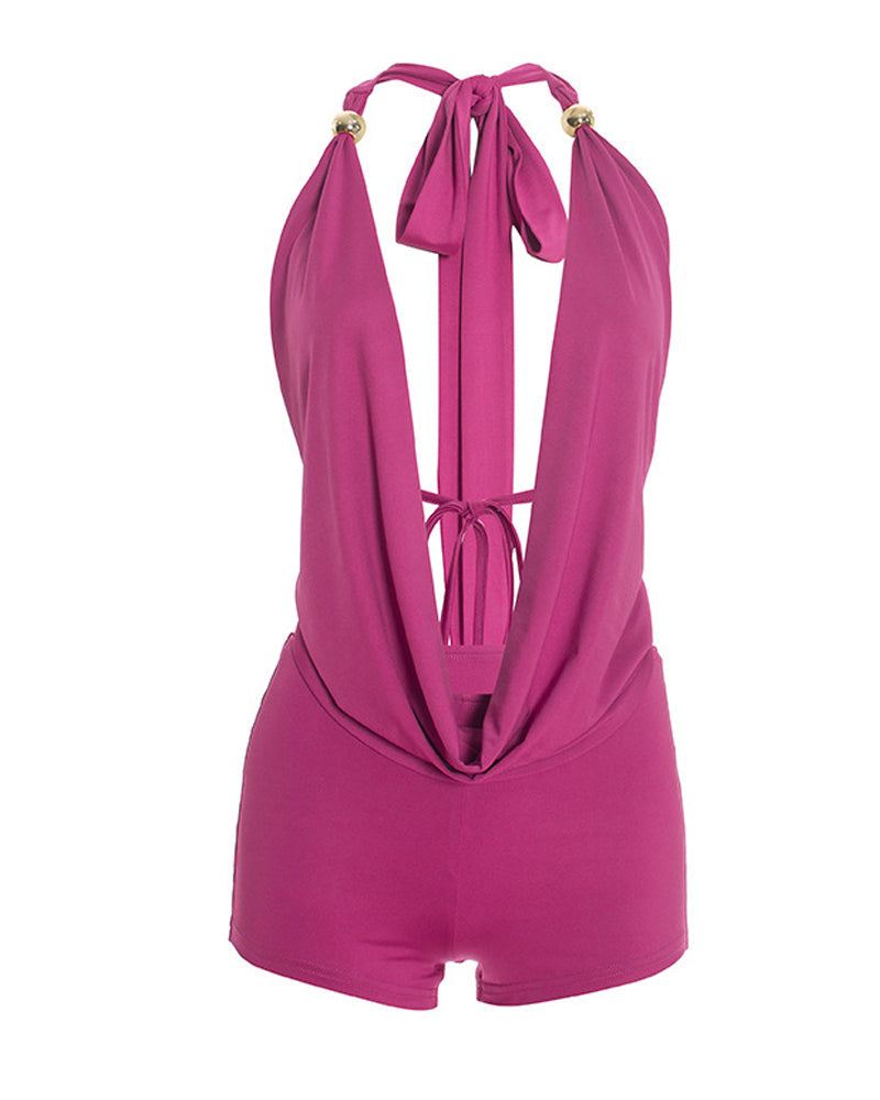 Conjunto de dos piezas compuesto por un top sexy con cuello halter, espalda descubierta y tirantes, y unos pantalones cortos