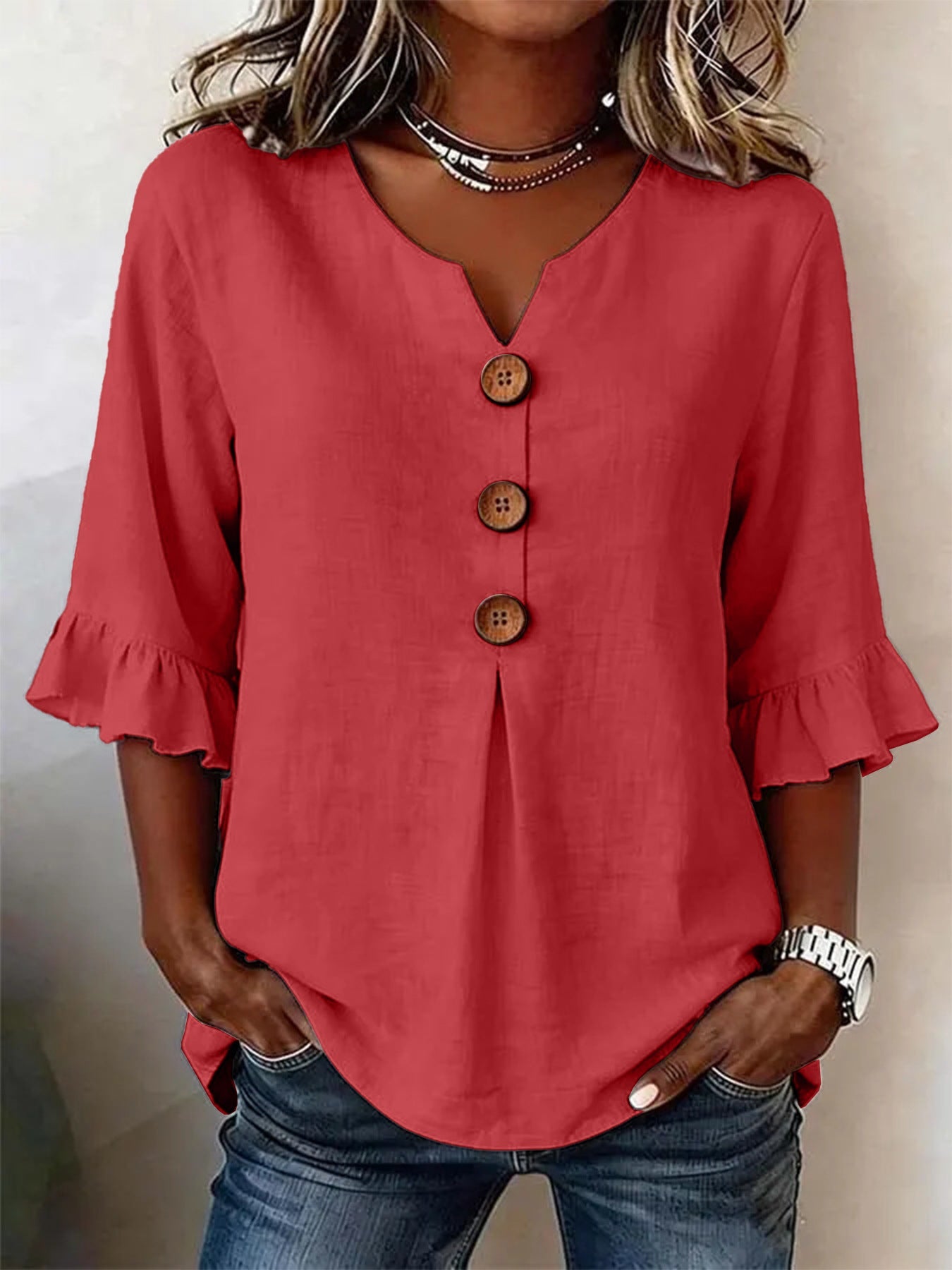 Blusa informal de manga media con cuello en V, botones y volantes