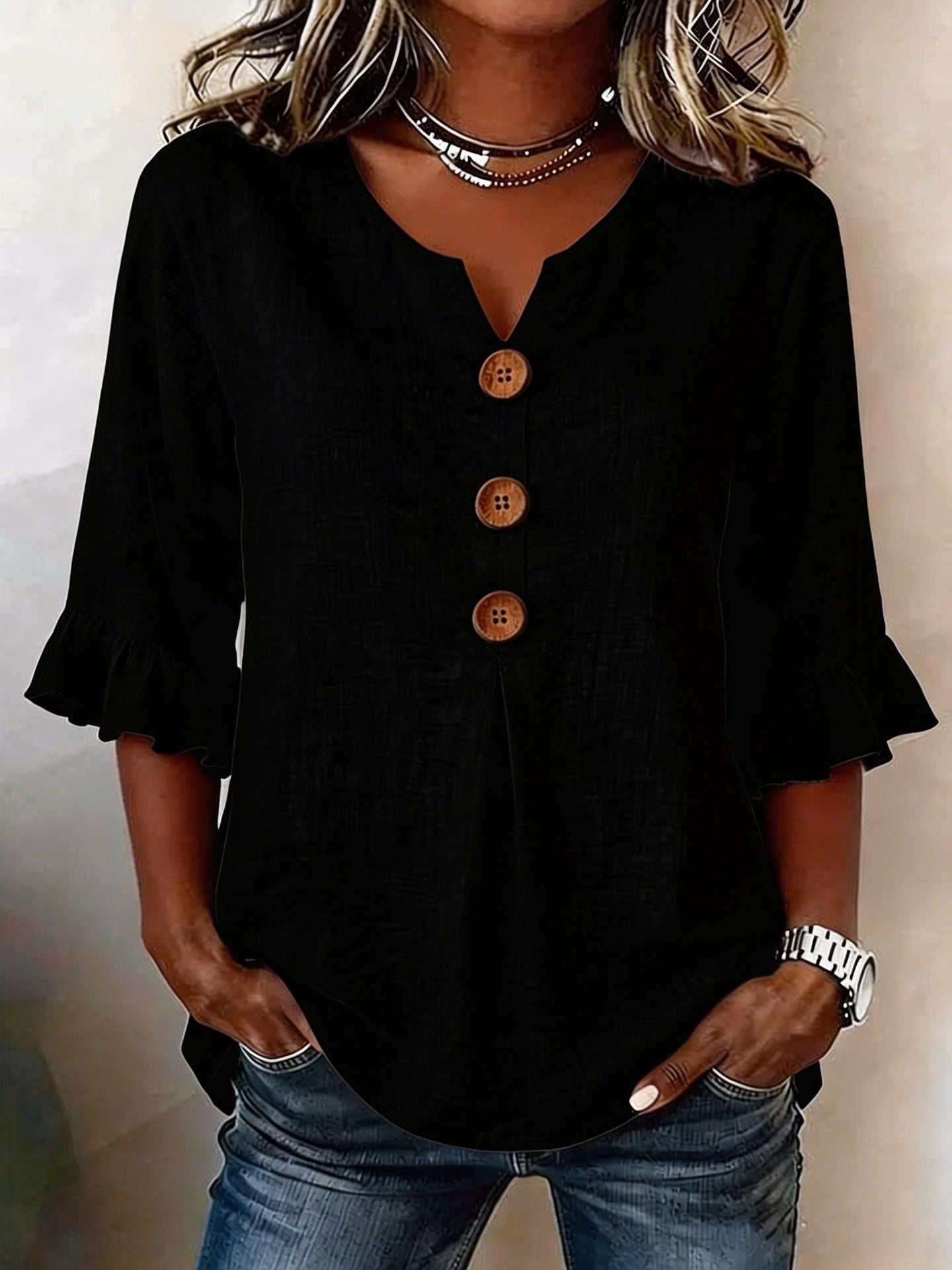 Blusa informal de manga media con cuello en V, botones y volantes