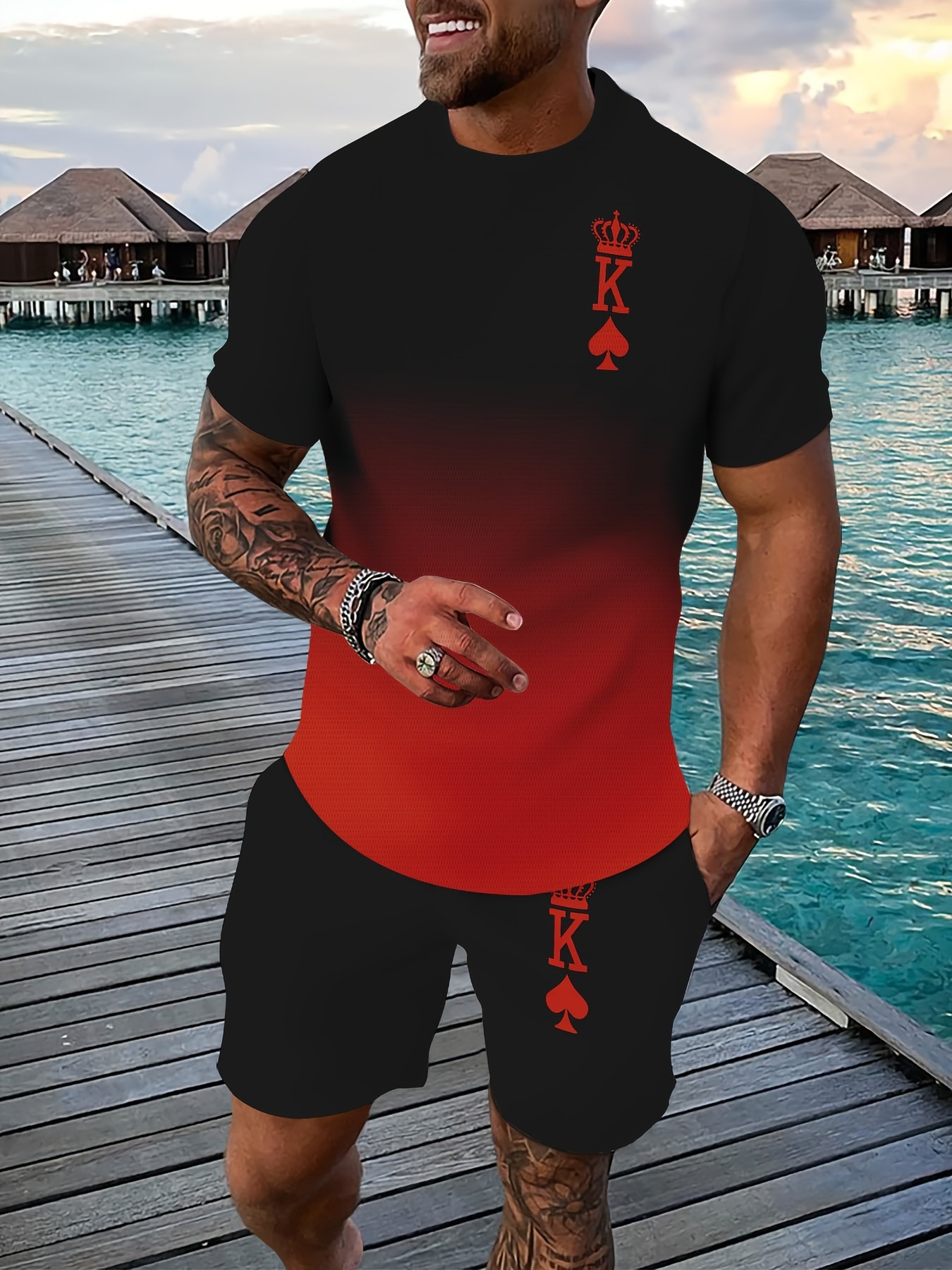Conjunto compuesto por una camiseta de manga corta, y unos pantalones cortos con cordón