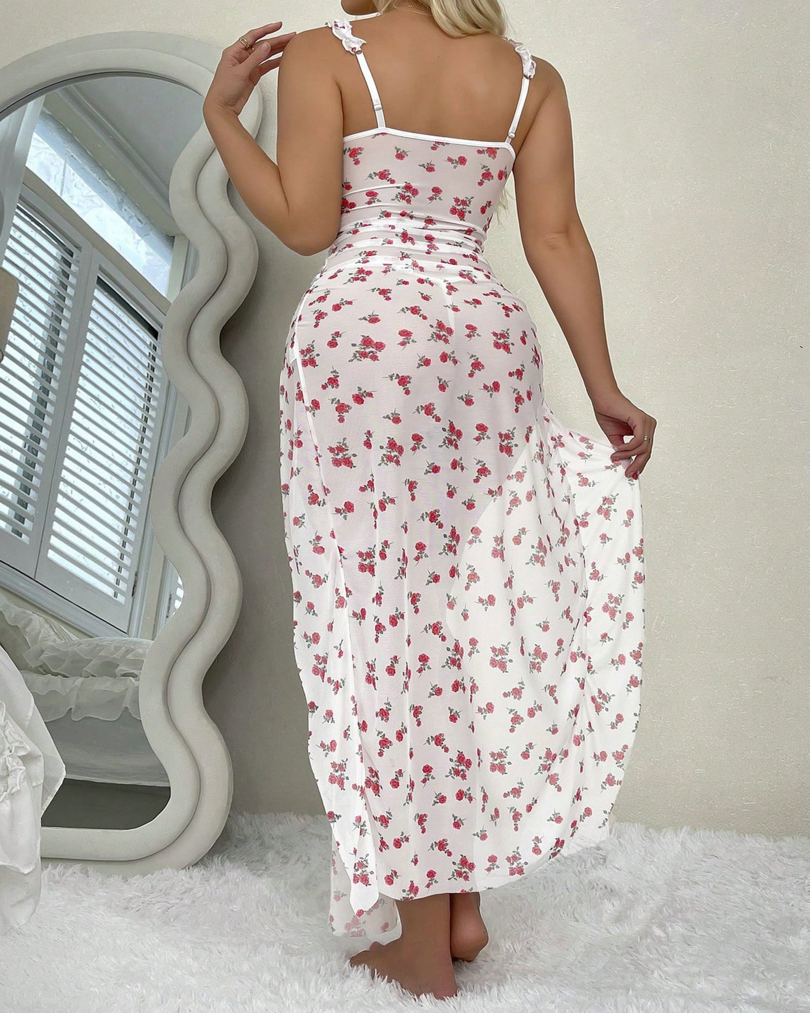 Camisón largo y sexy con aros, volantes, estampado floral y abertura alta