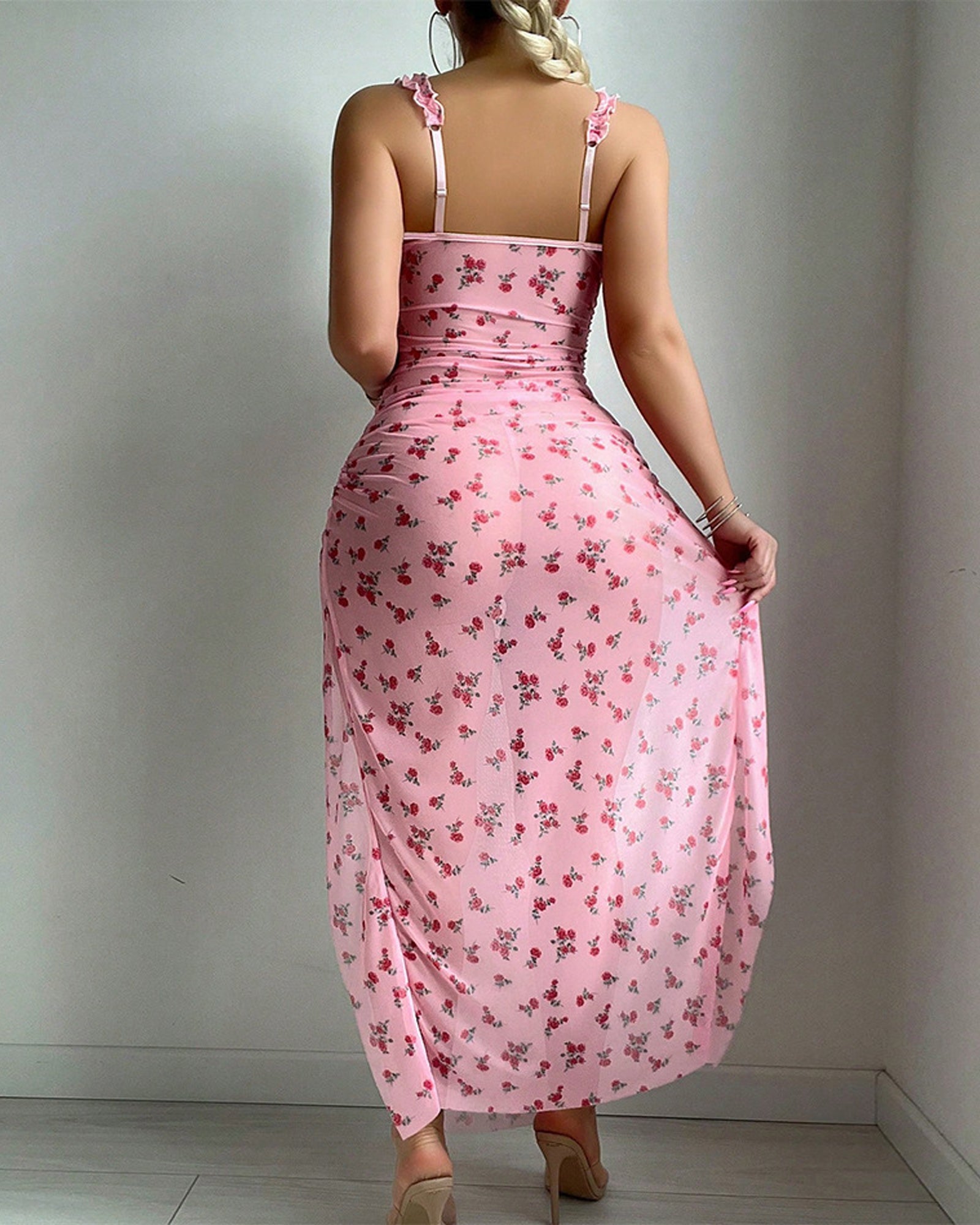 Camisón largo y sexy con aros, volantes, estampado floral y abertura alta