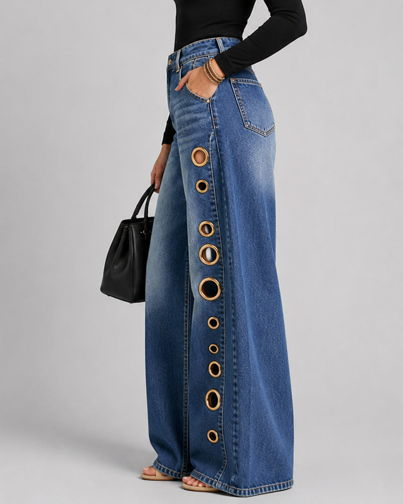 Vaqueros lavados, de corte holgado, con perforaciones metálicas, cintura alta y pernera ancha
