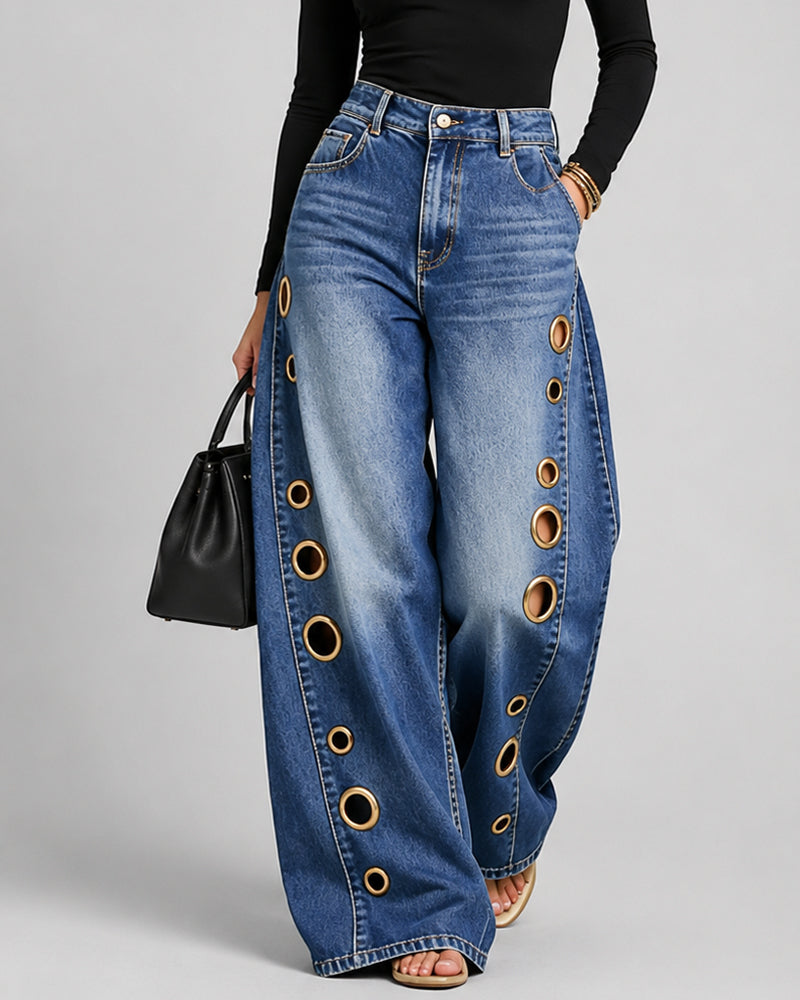 Vaqueros lavados, de corte holgado, con perforaciones metálicas, cintura alta y pernera ancha