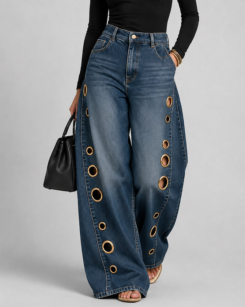 Vaqueros lavados, de corte holgado, con perforaciones metálicas, cintura alta y pernera ancha