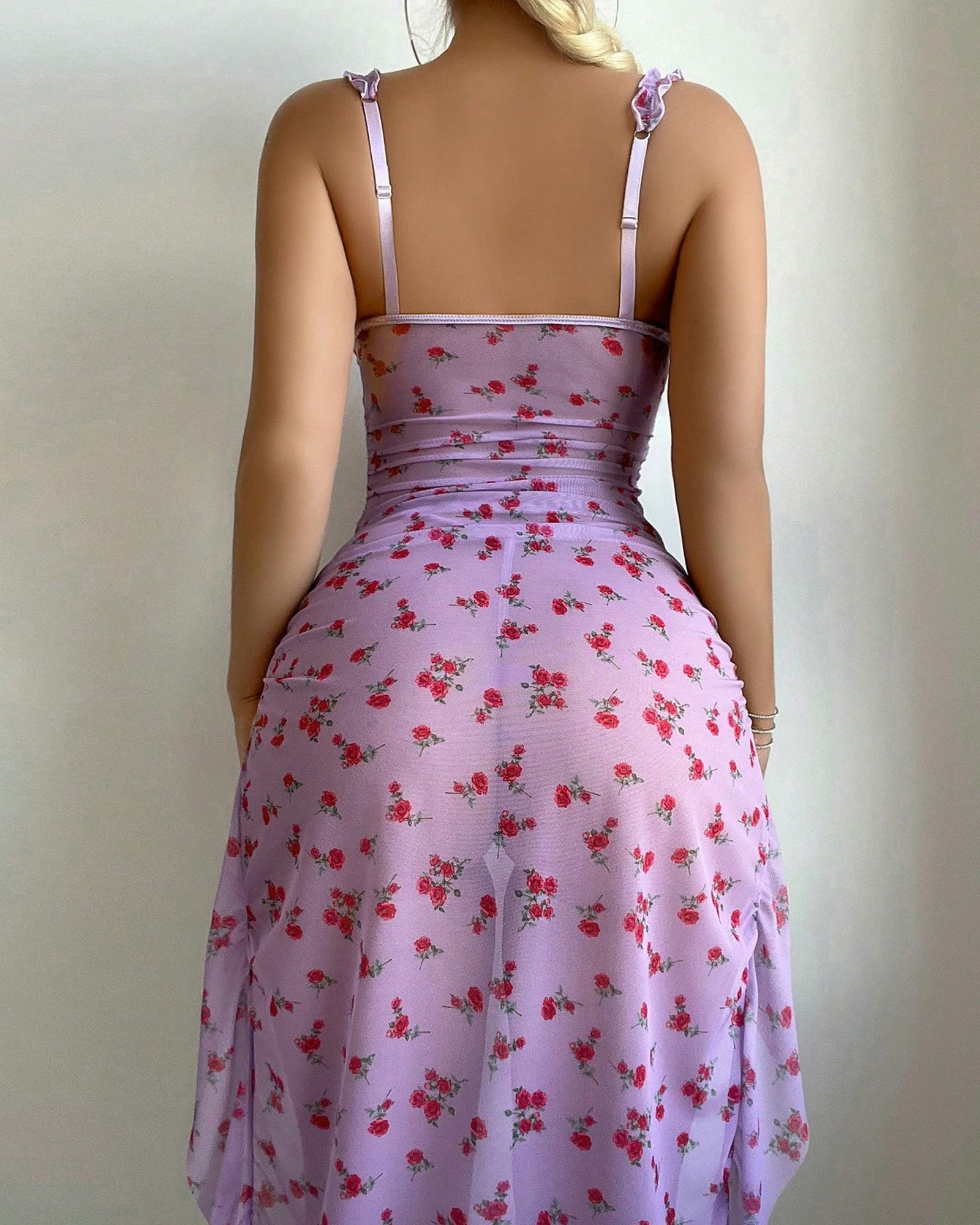 Camisón largo y sexy con aros, volantes, estampado floral y abertura alta