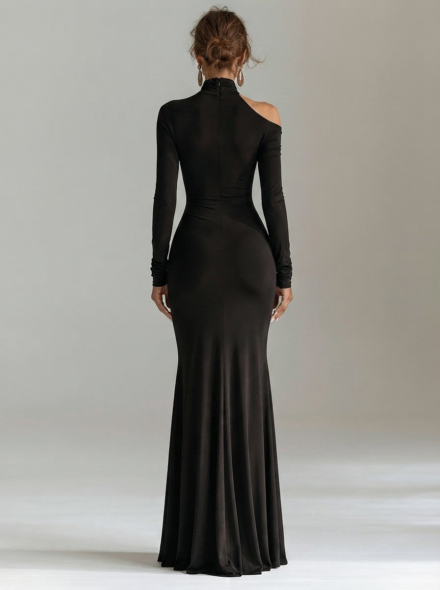 Vestido largo ajustado tipo sirena con hombros al descubierto, cuello alto, corte ceñido y abertura